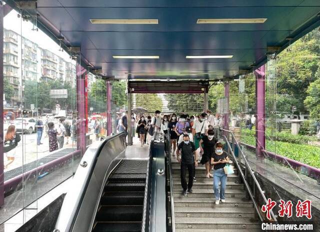 24日16时，乘客进入沙涌地铁站陈骥旻摄