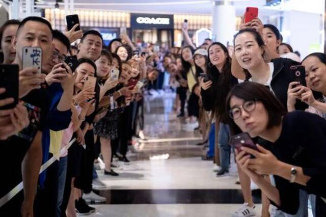  2019年8月24日，山西省太原市，某艺人现身粉丝见面活动，吸引大批粉丝追星。