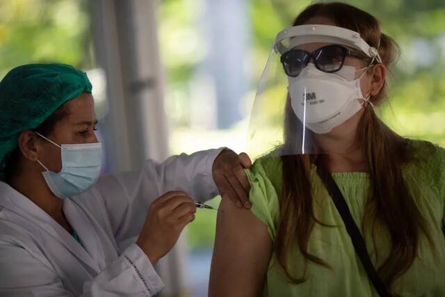 当地时间2021年6月2日，巴西里约，民众接种新冠疫苗。/ICphoto