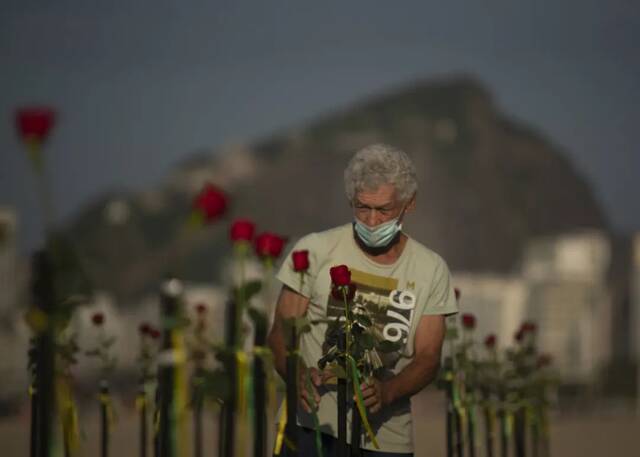 当地时间2021年6月20日，巴西里约，巴西新冠肺炎累计死亡病例突破50万，民众在科帕卡巴纳海滩上“种植玫瑰”，纪念新冠死难者。/ICphoto