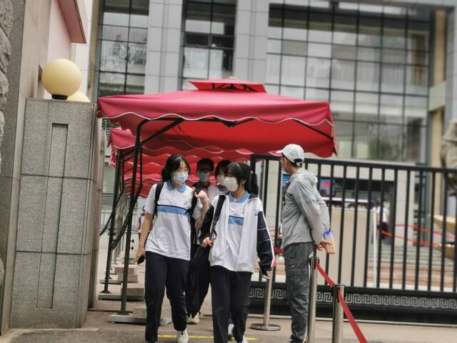 6月24日，在东直门中学考点，考生们结束数学考试后走出考场。图/新京报记者苏季