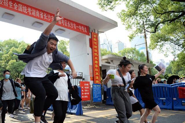 ▲6月9日，考生在考试结束后跑出湖南省长沙市一中考点。当日，全国部分地区高考结束。新华社记者陈振海摄影