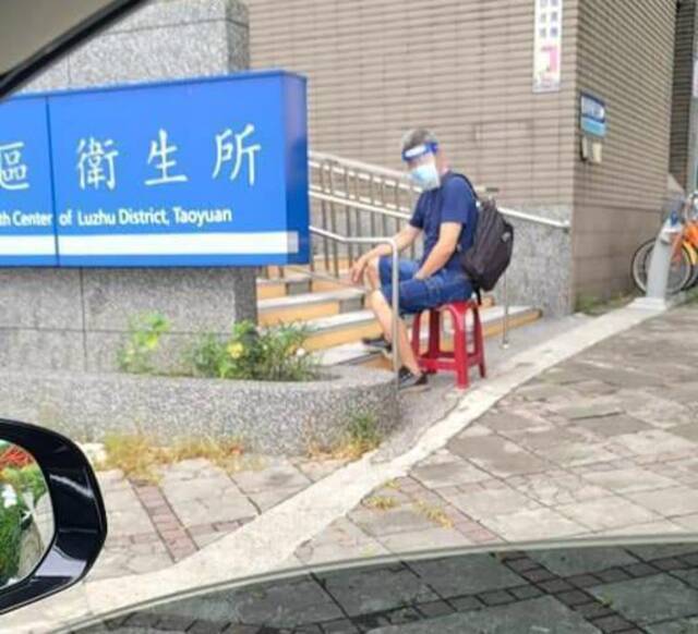 图为蒋伟文在车内拍摄父亲等待接种疫苗的场面。（图：台湾“中央社”）