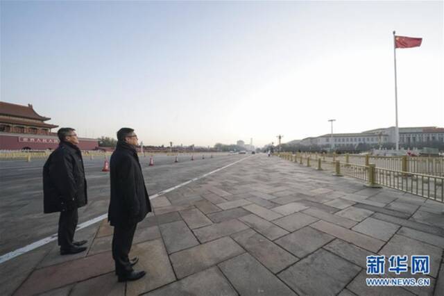 ·记者拍下的邓炳强在天安门广场观看升旗仪式的照片，被选为2019年新华社年度照片。