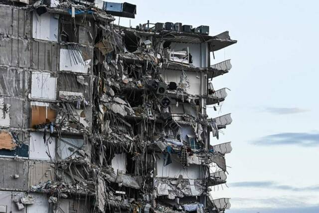 美国迈阿密公寓倒塌已致3死99失踪 楼里多为外籍居民