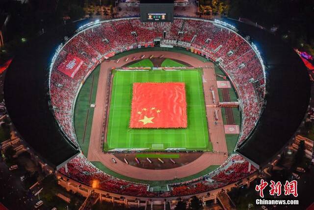 资料图：巨幅国旗亮相广州天河体育中心，近五万名现场观众齐唱国歌。中新社记者陈骥旻摄
