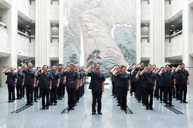 图为周强带领最高人民法院党员同志重温入党誓词。孙若丰摄