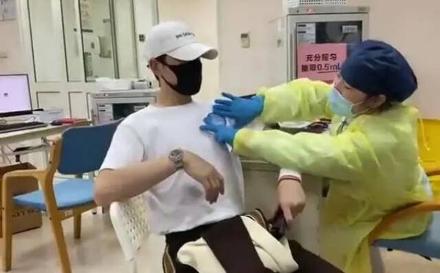 中国台湾艺人萧敬腾在上海打了第二针疫苗。