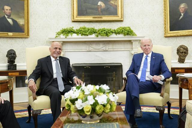 拜登与阿富汗总统加尼在白宫会晤。