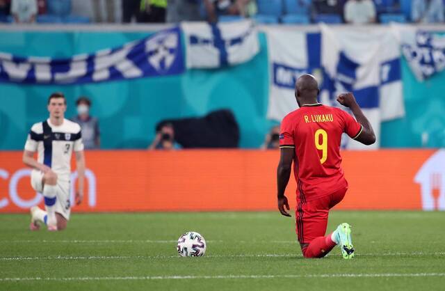 比利时前锋卢卡库赛前下跪。