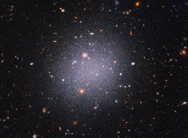 对超弥散星系（UDG）NGC1052-DF2（DF2）最精确的距离测量证实它缺乏暗物质