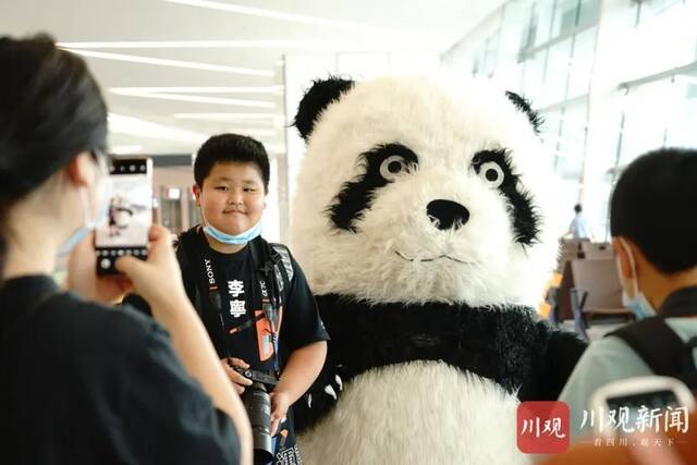 成都天府国际机场正式投运！空地对话现最燃告白：“共祝中国共产党百年华诞！”