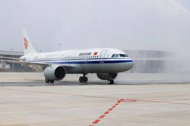 14：13，天府国际机场首个进港航班，由上海浦东飞来的CA1947航班缓缓穿过水门。