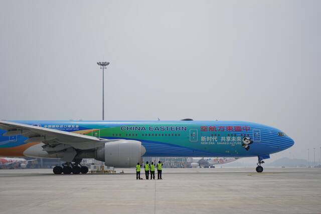 东航派出“墨镜侠”空客A350-900客机首航天府国际机场。东航供图