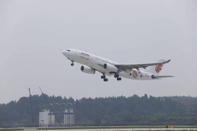 执飞成都天府机场-上海浦东机场的国航CA1948航班起飞。武明飞摄