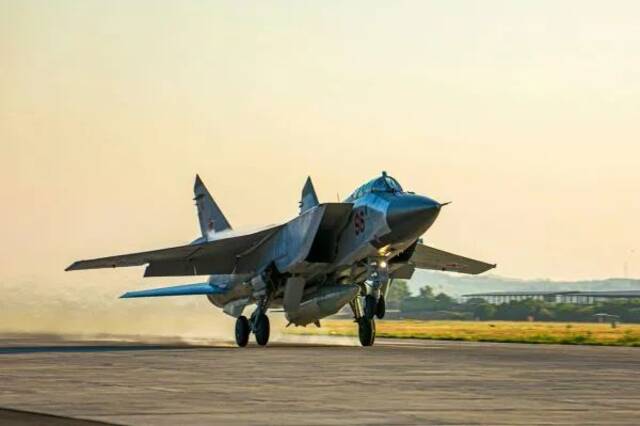 俄军米格-31K战机6月25日从位于叙利亚的赫迈米姆空军基地起飞。（美联社）
