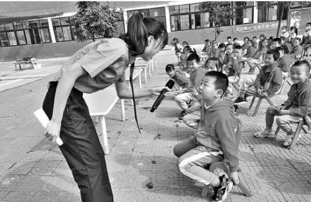 近日,河南省濮阳县检察院检察官走进黄河滩区部分中小学校,给孩子们带来暑假前的法治课。图为检察官向孩子们讲解如何增强自我保护意识的相关知识。记者孟红梅通讯员张哲摄
