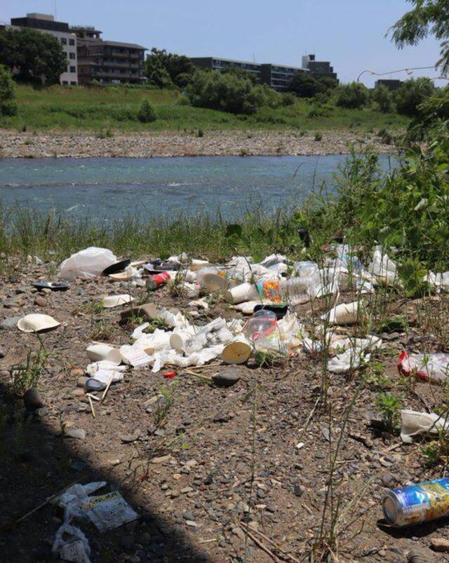 日本京都桂川河边的垃圾（Twitter）