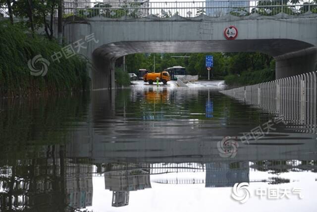 △昨天，武汉强降雨致道路积水。