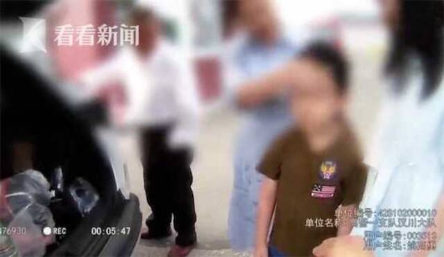 视频｜孩子想睡午觉 妈妈把他塞进了后备箱驶上高速...