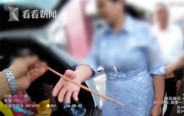 视频｜孩子想睡午觉 妈妈把他塞进了后备箱驶上高速...