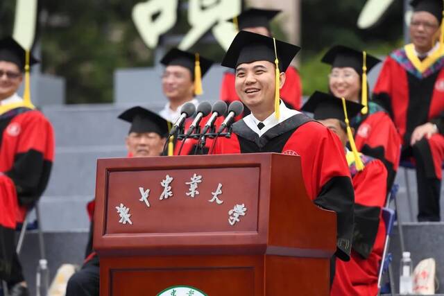 ▲信息学院院长张红雨深情寄语毕业生