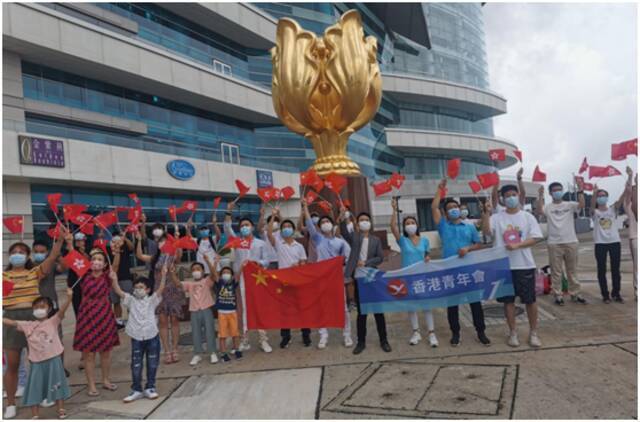 香港青年会会员在金紫荆广场快闪歌唱《我和我的祖国》（图片来源：港媒）