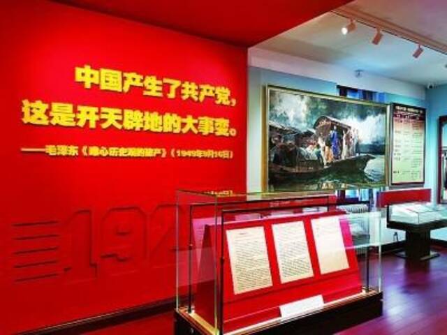 “光辉伟业红色序章——北大红楼与中国共产党早期北京革命活动主题展”现场。本报记者董城摄/光明图片