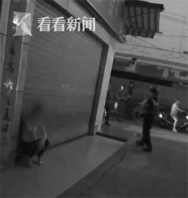 视频｜醉酒女子拿着碎酒瓶欲轻生 特警空手夺刃救下