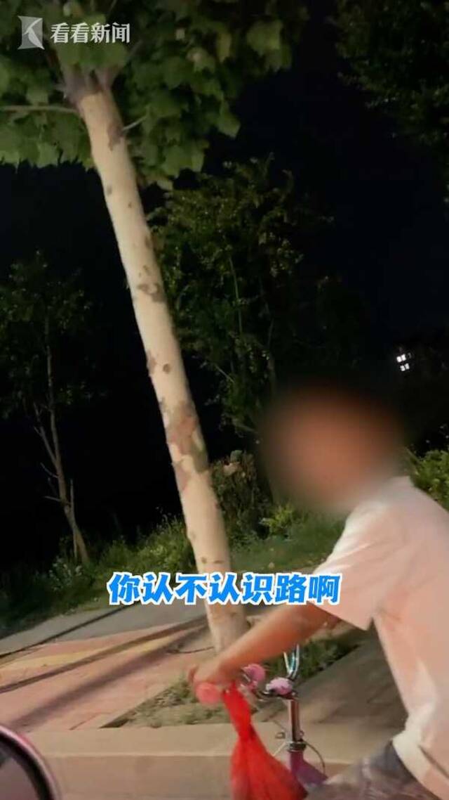 视频｜骑车男孩迷路拒绝帮助 司机紧跟1小时开车灯护送