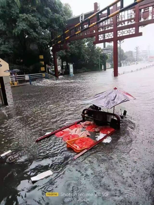 ↑宜宾叙州城区二二四路段积水较深