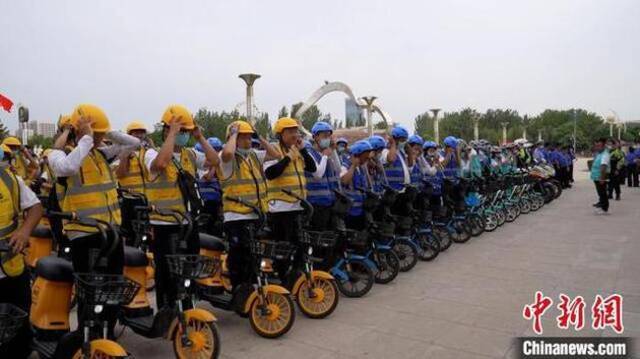 银川共享单车首批安全头盔配备现场。兴庆区融媒体中心供图