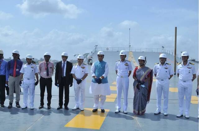 ▲印度国防部长在科钦造船厂登上“维克兰特”号航母。图片来源：新华社