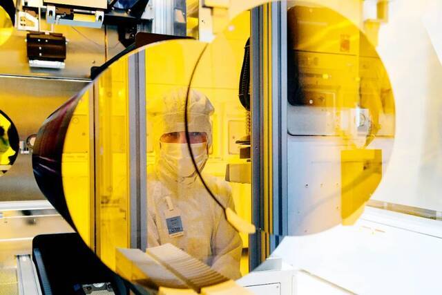 德国一家2021年新建成的车用芯片工厂。图/新华