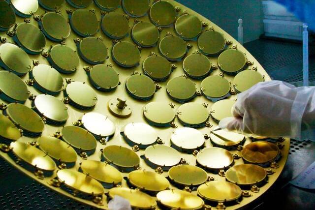 山东潍坊一家LED芯片生产企业净化车间内，工作人员在对LED芯片进行电极蒸镀。图/新华