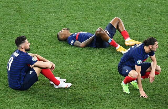 法国队球员不敢相信被淘汰的结局。