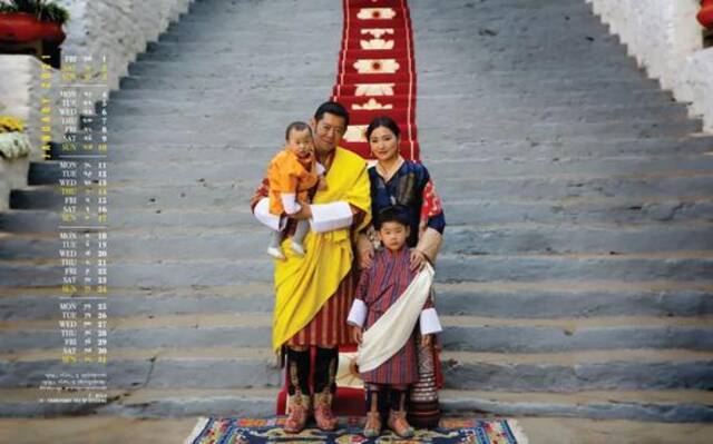 ·不丹王室会在每个月发布旺楚克一家四口的合照。