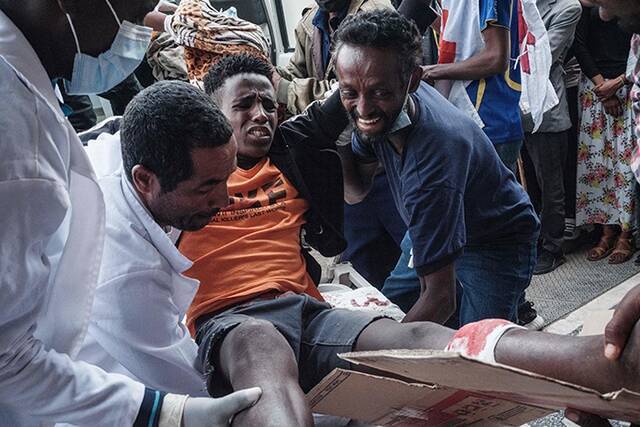 当地时间2021年6月24日，埃塞俄比亚提格雷州默克莱，伤者在医院接受治疗。附近一处集市22日遭到空袭，造成至少50人死亡，100多人受伤。人民视觉图