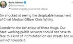 英格兰首席医疗官被两男子当街骚扰 约翰逊发声！