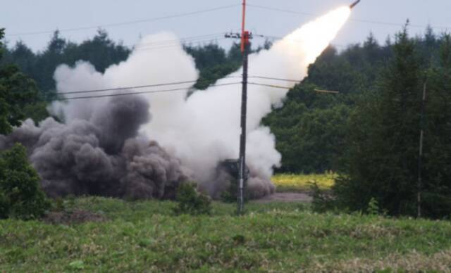 搭载ATACMS的HIMARS在日本国内完成首次实弹射击（图片来源：日媒）
