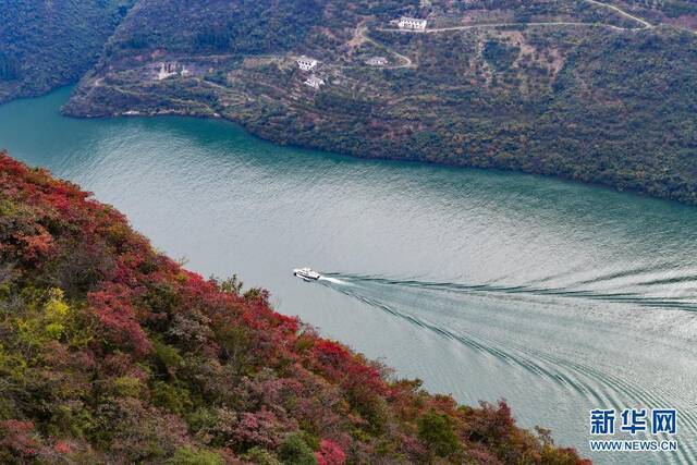 这是2019年11月23日拍摄的位于重庆市巫山县境内的长江巫峡段景象。新华社记者王全超摄