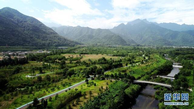 这是陕西省西安市长安区秦岭违建别墅拆除后建设的秦岭和谐森林公园（2019年7月26日摄，无人机照片）。新华社记者刘潇摄