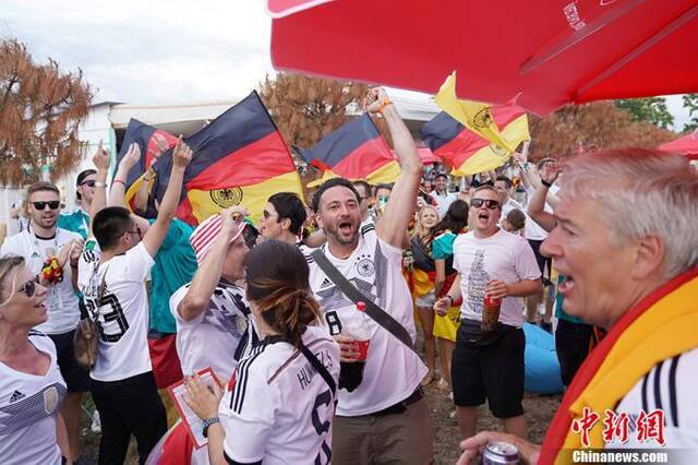 2018年世界杯，德国队与瑞典队的比赛在索契举行。开赛前，德国队球迷狂欢造势。中新社记者毛建军摄