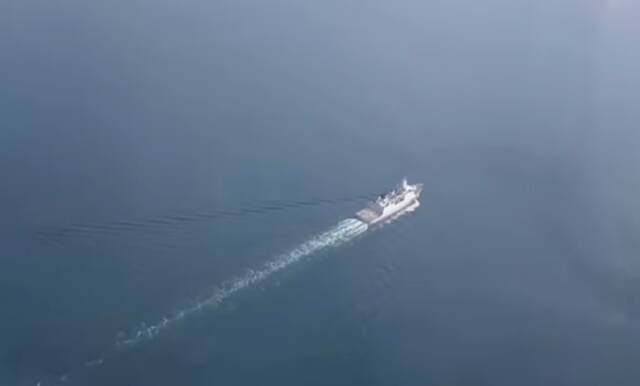 俄战机同荷兰军舰“交锋”现场视频截图