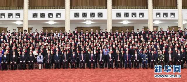 图：6月29日，庆祝中国共产党成立100周年“七一勋章”颁授仪式在北京人民大会堂金色大厅隆重举行。习近平等领导同志在颁授仪式前会见全国“两优一先”表彰对象。新华社记者申宏摄