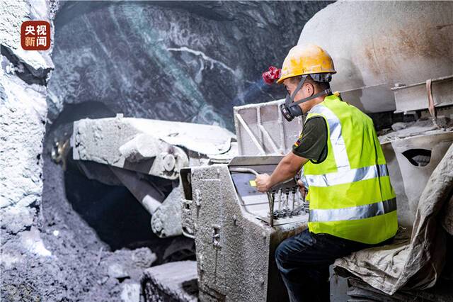 创多项纪录 云南大瑞铁路秀岭隧道贯通