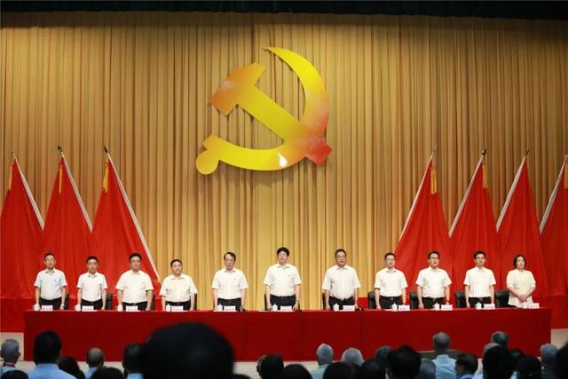 我校举行庆祝中国共产党成立100周年暨七一表彰大会并颁发“光荣在党50年” 纪念章