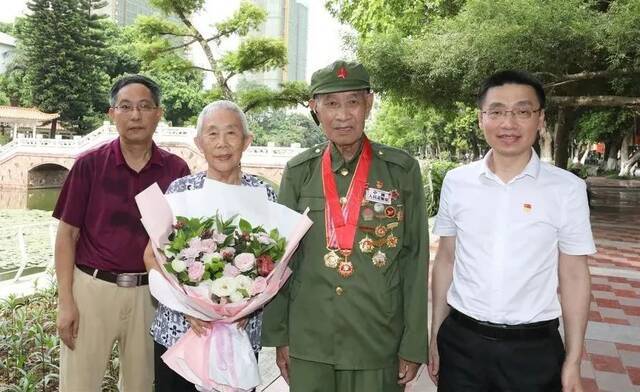 我校举行庆祝中国共产党成立100周年暨七一表彰大会并颁发“光荣在党50年” 纪念章