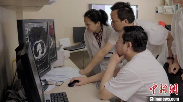 陆舜教授领衔的“赛沃替尼”研究成果使相关患者获得更加精准的治疗，让他们的生命不断延续。上海市胸科医院供图