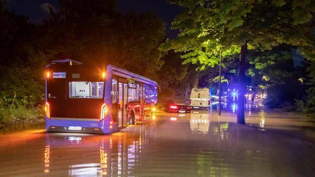 德式下水道不灵了？德国全境遇暴雨，多地街道内涝严重